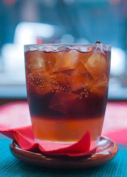 Vaso de cola con hielo