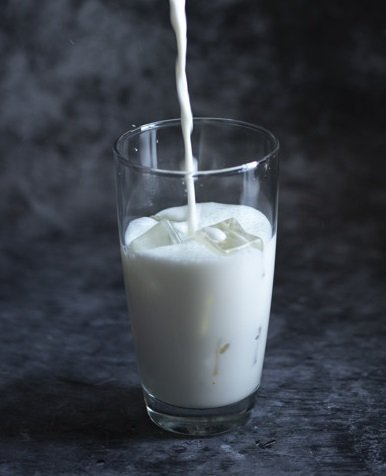 Vaso de leche con hielo